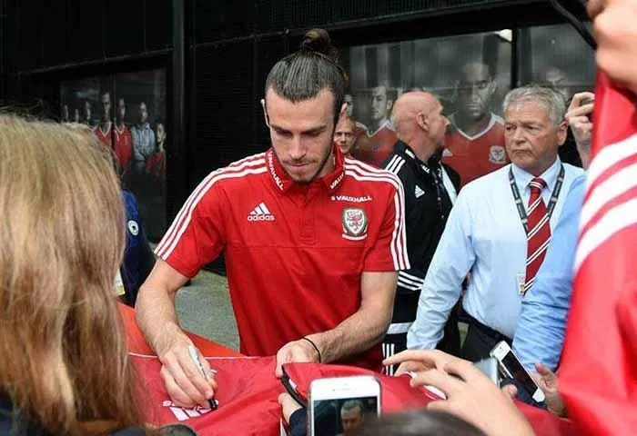 Bale ký tên cho người hâm mộ